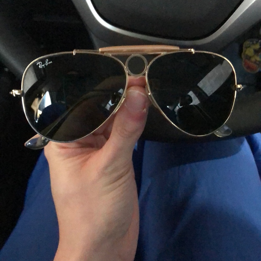 Aviator raybans.